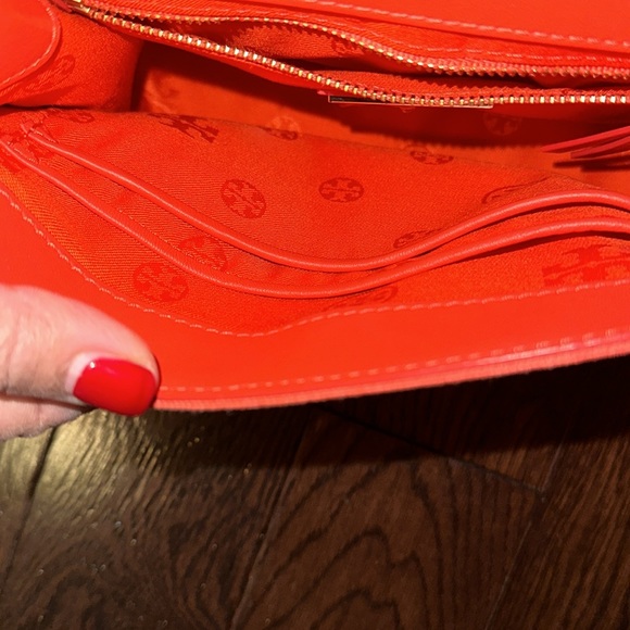Tory Burch women’s cross body. (Made with fabric) - Picture 4 of 4
